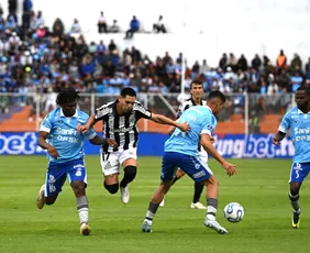 Imagem ilustrativa da imagem Santos segura Macará em gramado ruim e avança na Sul-Americana