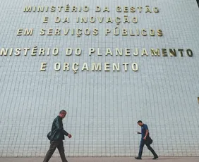 Imagem ilustrativa da imagem Servidores federais exigem criação de auxílio para aposentados