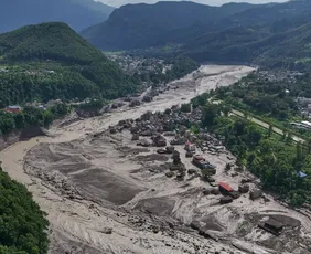 Imagem ilustrativa da imagem Socorristas buscam 1.300 desaparecidos no Nepal e Tibete; número de mortos é de 362