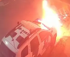 Imagem ilustrativa da imagem VÍDEO | Viatura da PM pega fogo após suspeito colocar explosivo no capô
