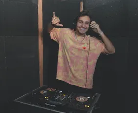 Imagem ilustrativa da imagem Viagem no tempo em festa com o DJ Lukão neste sábado