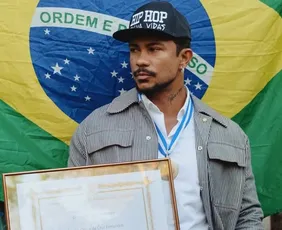 Imagem ilustrativa da imagem Xamã comemora convite para dar aulas na Uerj