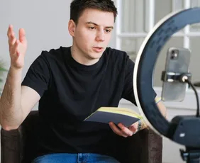 Imagem ilustrativa da imagem YouTube dobra exigência para novos criadores lucrarem com vídeos