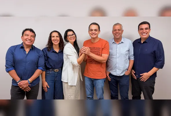 Bispa Eliane e Lorenzo Pazolini entrelaçam mãos em união da chapa: Magno e Maguinha Malta, Evair de Melo e Erick Musso também estiveram na reunião