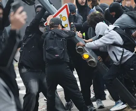 Imagem ilustrativa da imagem Adolescente perde a mão ao pegar granada da polícia em protesto na França