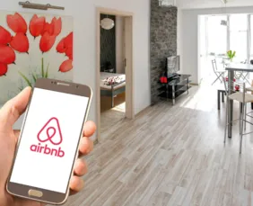Imagem ilustrativa da imagem Airbnb proíbe exigir louça lavada, e anfitriões relatam perrengues; entenda regras