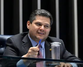 Imagem ilustrativa da imagem Alcolumbre confirma votação da PEC do fim da 6x1 para quinta-feira