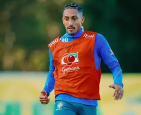 Imagem ilustrativa da imagem Ancelotti testa Raphinha como falso 9 em treino da seleção