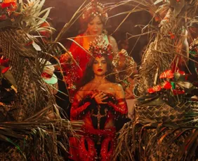 Imagem ilustrativa da imagem Anitta é coroada rainha de bateria da Grande Rio; veja como foi