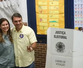 Imagem ilustrativa da imagem Ao votar no Rio de Janeiro, Flávio diz que representa a mudança