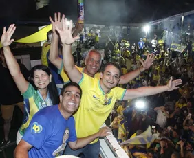 Imagem ilustrativa da imagem Apoiadores de Lorenzo Pazolini comemoram vitória para o governo do ES