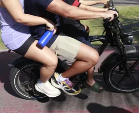 Imagem ilustrativa da imagem Blitz da bike elétrica flagra abusos no trânsito