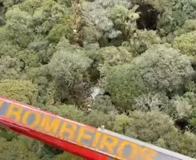 Imagem ilustrativa da imagem Bombeiros divulgam imagens dos destroços do helicóptero que levava Rick; veja