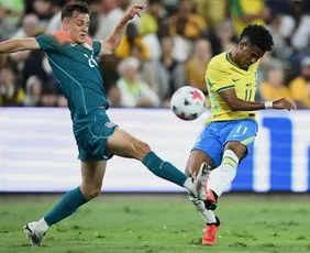 Imagem ilustrativa da imagem Brasil marca no último lance e evita vexame contra a Austrália