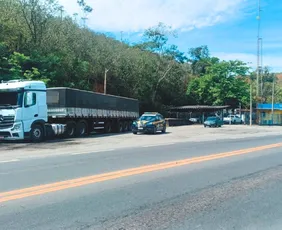 Imagem ilustrativa da imagem Caminhoneiro é multado por dirigir 24h sem descansar