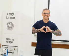 Imagem ilustrativa da imagem Candidato à reeleição, Fabiano Contarato (PT) vota em faculdade de Vitória