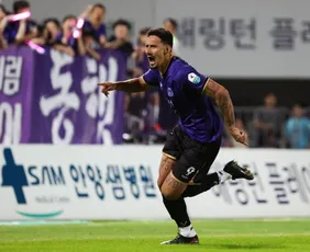Imagem ilustrativa da imagem Capixaba marca em 150º jogo e faz gol contra lenda da Coreia do Sul