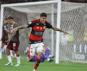 Imagem ilustrativa da imagem Carrascal decide, Flamengo vence o Fluminense e segue líder do Brasileiro