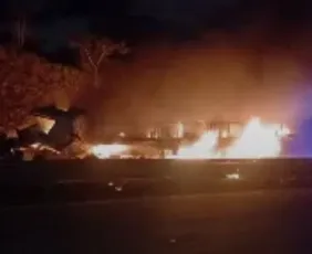 Imagem ilustrativa da imagem Carreta pega fogo e condutor fica ferido após acidente no Contorno do Mestre Álvaro