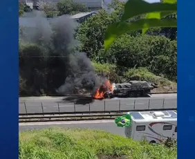 Imagem ilustrativa da imagem Carreta pega fogo na Rodovia do Contorno, em Cariacica; confira o vídeo