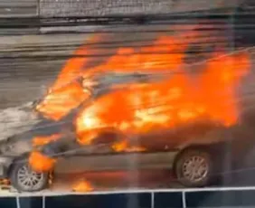 Imagem ilustrativa da imagem Carro pega fogo com mãe e filha de 2 anos dentro em Vila Velha