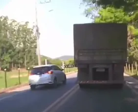 Imagem ilustrativa da imagem Carro realiza ultrapassagem perigosa na ES-166, em Cachoeiro; confira o vídeo