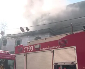 Imagem ilustrativa da imagem Casa de dois andares pega fogo e é destruída em Vila Velha