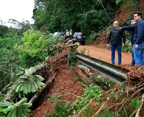 Imagem ilustrativa da imagem Chuvas no PR destroem trechos de rodovias, e cidades estão sem água e energia