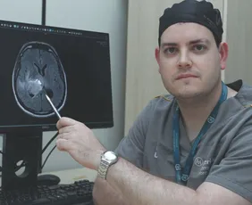 Imagem ilustrativa da imagem Cirurgia inédita retira tumor do cérebro com ajuda de IA