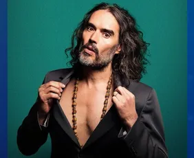 Imagem ilustrativa da imagem Começa julgamento de Russell Brand, ex de Katy Perry, por acusações de estupro