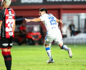 Imagem ilustrativa da imagem Cruzeiro bate Vitória de virada fora de casa e se recupera no Brasileirão