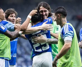 Imagem ilustrativa da imagem Cruzeiro vence o Athletico-PR no Mineirão e encosta no G-4