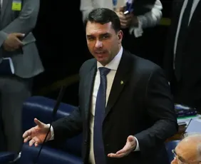 Imagem ilustrativa da imagem Defesa de Flávio Bolsonaro tentou levar caso Dark Horse a Mendonça