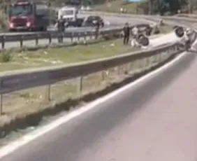 Imagem ilustrativa da imagem Duas pessoas ficam feridas após carro capotar na BR-101, em Guarapari