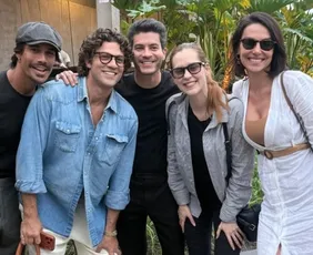 Imagem ilustrativa da imagem Elenco de Rebelde é criticado por foto sorrindo após velório de Lua Blanco