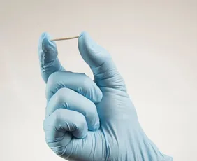 Imagem ilustrativa da imagem Entidades médicas pedem à Anvisa proibição de chips da beleza