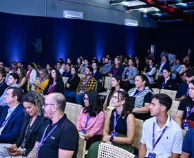 Imagem ilustrativa da imagem Evento em faculdade reúne empresários e alunos para discutir negócios e tecnologia