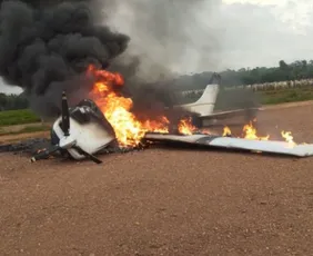 Imagem ilustrativa da imagem FAB intercepta aeronave da Bolívia; piloto faz pouso forçado e ateia fogo em avião