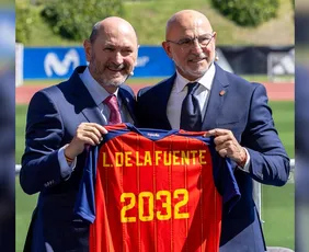 Imagem ilustrativa da imagem Federação Espanhola surpreende e renova com De la Fuente até 2032
