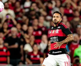 Imagem ilustrativa da imagem Flamengo critica 'conivência da arbitragem' após lesão de Danilo