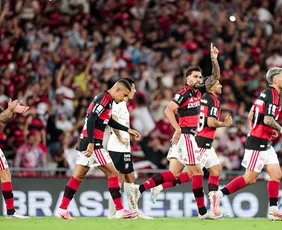 Imagem ilustrativa da imagem Flamengo vence o Corinthians no fim e retoma liderança