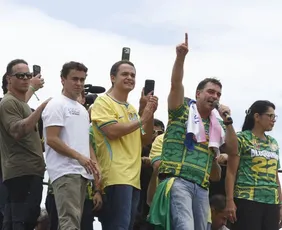 Imagem ilustrativa da imagem Flávio Bolsonaro chama pai de 'professor' em ato com Tarcísio no ES