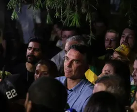 Imagem ilustrativa da imagem Flávio Bolsonaro impõe condições para liberar sigilos