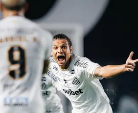 Imagem ilustrativa da imagem Gabigol vira garçom, Santos faz 2 a 0 e abre vantagem sobre o Atlético-MG