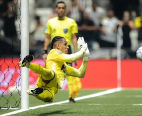 Imagem ilustrativa da imagem Goleiro Gabriel Delfim defende três pênaltis e Atlético-MG elimina Santos