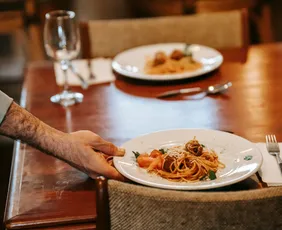 Imagem ilustrativa da imagem Governo Lula promete alívio a bares e restaurantes impactados pelo fim da 6 x 1