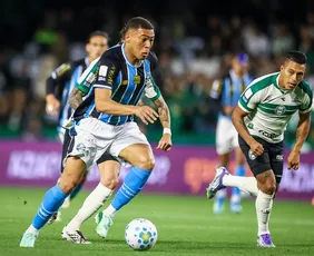 Imagem ilustrativa da imagem Grêmio vence Coritiba, quebra jejum e respira na luta contra Z4