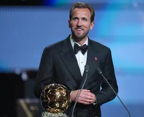 Imagem ilustrativa da imagem Harry Kane quebra tabu de 25 anos e vence a Bola de Ouro 2026
