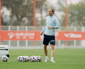 Imagem ilustrativa da imagem Jornal espanhol chama Filipe Luís de 'invencível' e vê brasileiro ameaçar o PSG