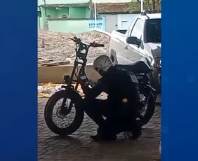 Imagem ilustrativa da imagem Jovem furta bike elétrica em carrinho de supermercado e é presa 10 minutos depois